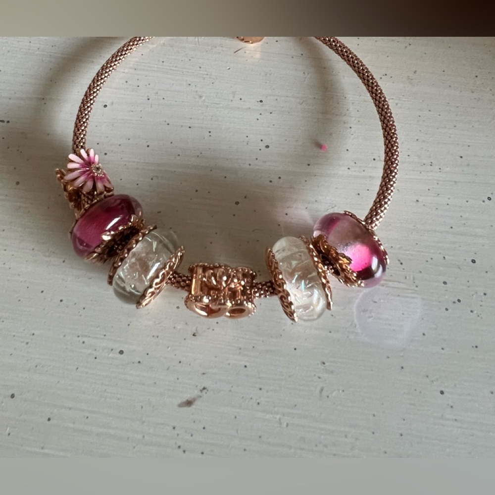 Pandora rose Gold bracelet with 6 Pandora beads